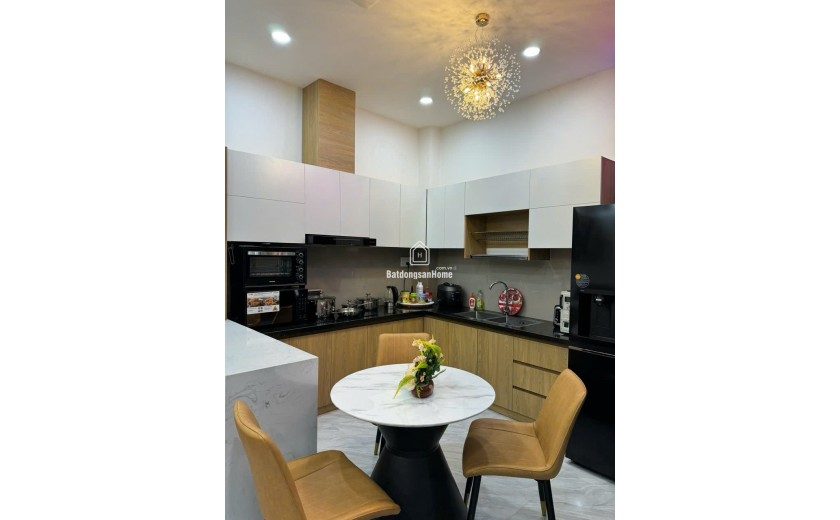 Bán nhà đẹp 4 tầng full tiện nghi – thang máy + NLMT – đường 10m Phước Long